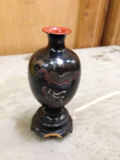 null Vase en bois laqué à décor d'une chimère. Haut. : 22 cm. (accident).