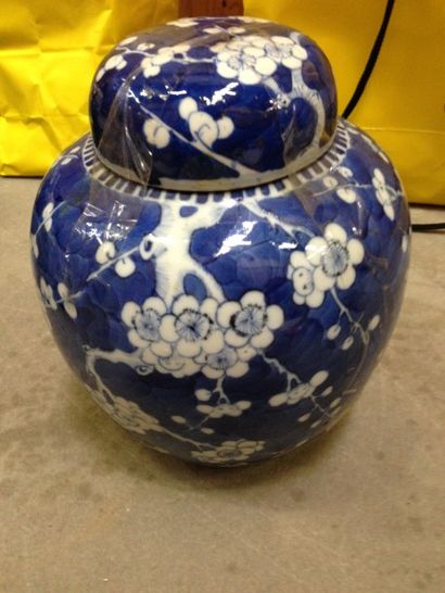 null Vase couvert en porcelaine blanche à décor monochrome bleu. Chine. Marque au...