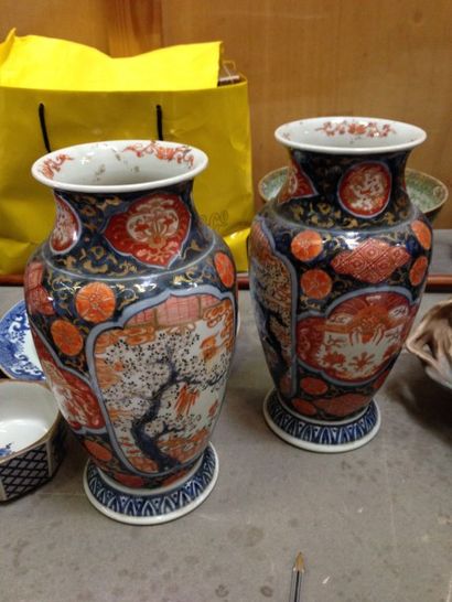 null Paire de vases balustres en porcelaine à décor Imari. (N°208 - 4/2/1980). Haut....