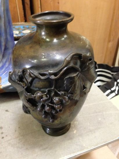 null Vase balustre en bronze à décor en relief de grappes de raisin. Vers 1900. Haut....