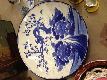 null Grand plat en porcelaine à décor en monochrome bleu de volatiles. Chine. Diam....