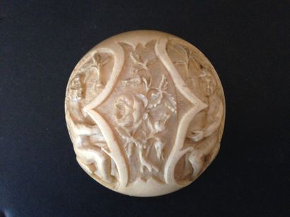 null Demi-boule en ivoire sculptée à décor de deux personnages ailés. XIXème siècle....