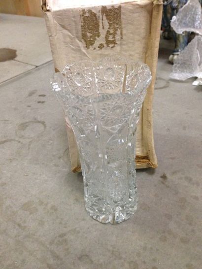null Quatre vases en cristal taillé. Travail moderne. Haut. : 20 cm.
