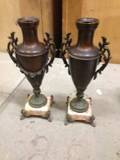 null Deux vases en régule, monture en métal doré, base en marbre. Fin du XIXème -...