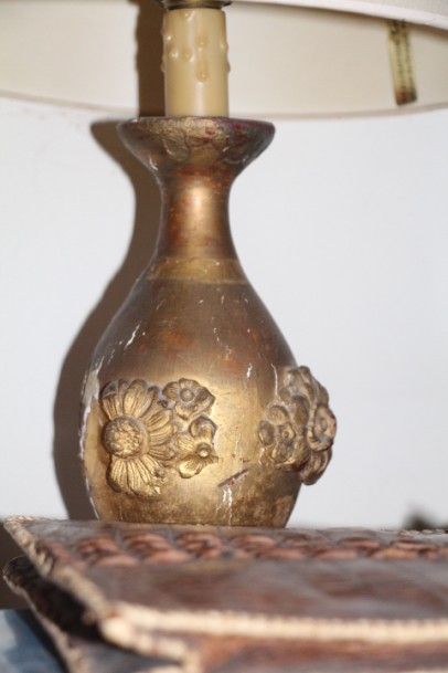 null Vase en bois doré à décor sculpté de fleurs, monté en lampe (Accidents)