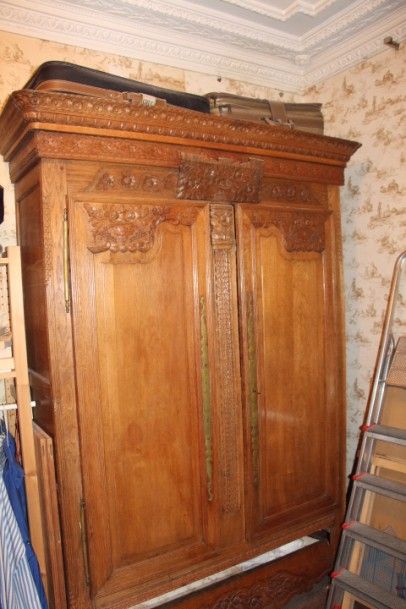 null Grande armoire en bois naturel, ouvrant à deux portes, décorées de panier fleuri...