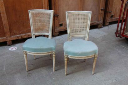 null Suite de six chaises cannées en bois laqué crème et pieds cannelés Style Louis...