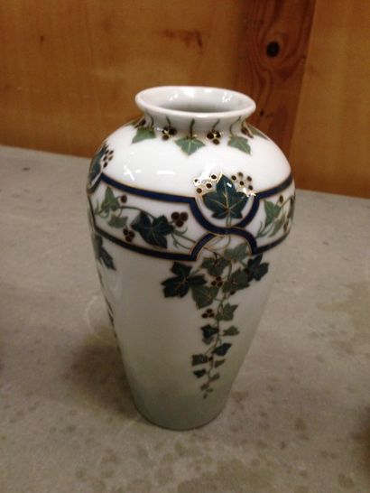 null Vase balustre en porcelaine de Limoges à décor de feuilles de lierre. Haut....