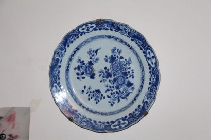 DELFT assiette décorative en faïence bleu et blanc à décor de fleurs, XIXème siè...