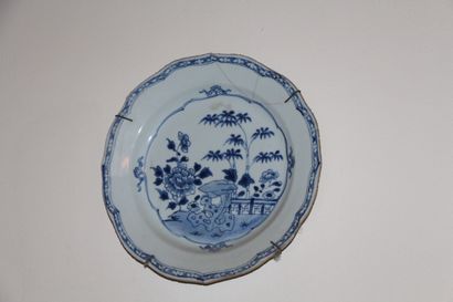null Assiette en faïence bleu et blanc à décor de rocher percé XIXème siècle