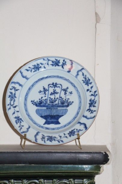 CHINE. Paire d’assiettes en porcelaine bleu et blanc à décor de panier fleuri