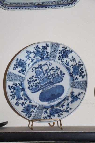 DELFT Grand plat en faïence bleu et blanc à décor de panier fleuri