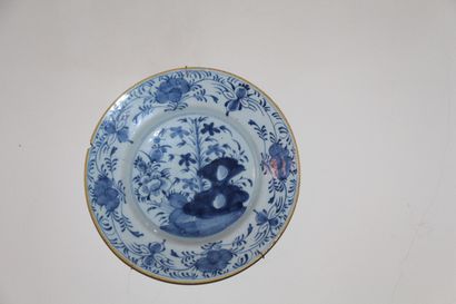 null Assiette en porcelaine bleu et blanc à décor de rocher percé et feuillage