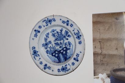 null Assiette en porcelaine bleu et blanc à décor de rocher percé et feuillage