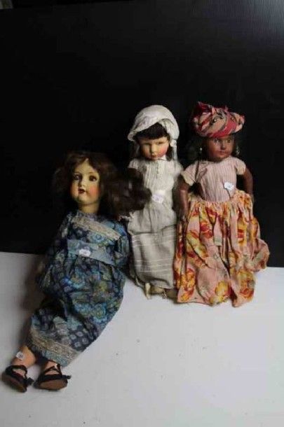 null P28-Lot de 3 poupées diverses dont communiante avec tête en tissu
poupée antillaise...