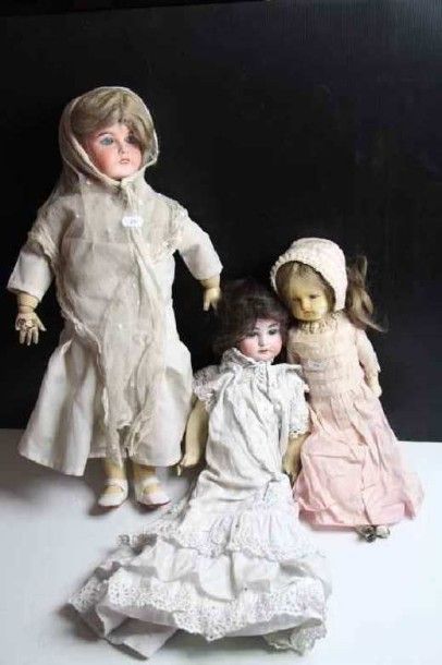 null P29-Lot de 3 poupées diverses dont poupée LIMOGES accidentée
poupée de cire...