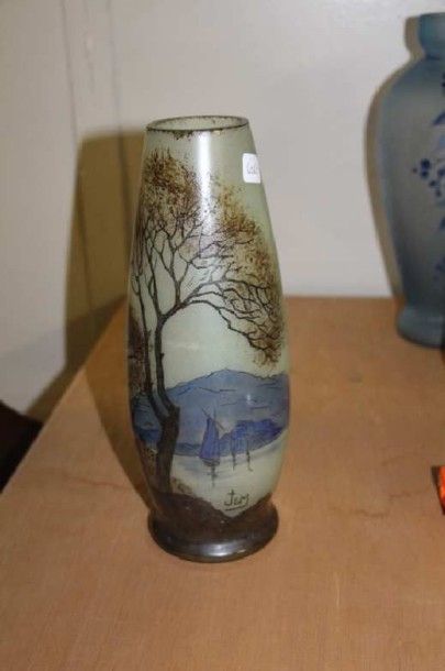 J JEM 
Vase en verre peint à décor de paysage lacustre
H: 28 cm