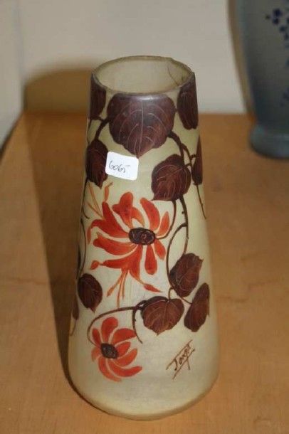 K JOMA 
Vase en verre peint à décor de fleurs
H: 27 cm