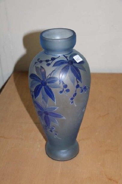 L JOMA 
Vase en verre bleu peint à décor de fleurs
H: 32 cm