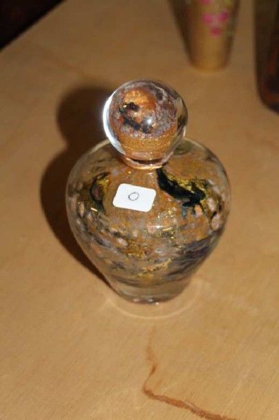 O NOVARO 
Flacon en verre soufflé
Signé
Circa 1996
H: 15 cm