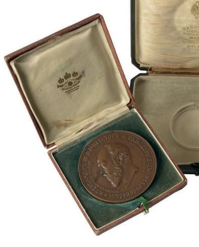 null Grand médaille en bronze à patine brune au profil du Tsar Alexandre III, commémorative...