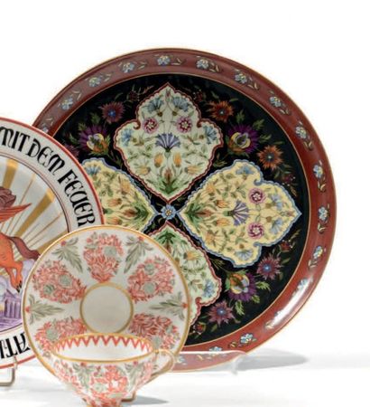 null Grand plat rond en porcelaine réalisé pour le marché ottoman, à décor polychrome...