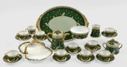 null Service à thé en porcelaine à decors de fleurs en or sur fond vert, comprenant...