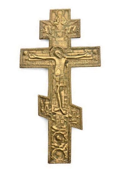 null Croix orthodoxe en bronze doré à décor ciselé d’une Crucifixion, le dos ciselé...