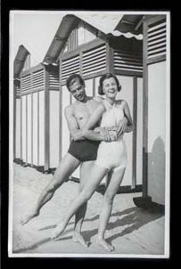 null Serge LIFAR avec une danseuse sur la plage de Lido à Venise.
1934. Photographie....
