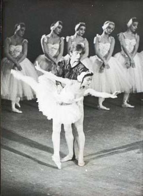 null Margot FONTEYN et Rudolf NOUREEV dansant le « Lac des Cygnes ». 1963.
Photographie...