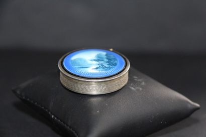 null Poudrier de forme ronde en argent (925) émaillé polychrome bleu à décor d'un...
