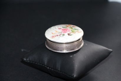 null Boîte ronde en argent (925) émaillé blanc et à décor polychrome de fleurs.

Poids...
