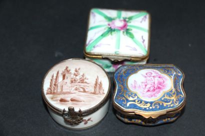 null Lot de trois boîte carrée, ronde et mouvementée en porcelaine de Sèvres à décor...