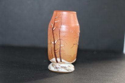 LEGRAS - Petit vase balustre en verre orangé peint d'arbres sous la neige. Signé....