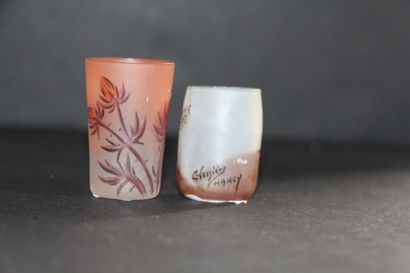 VESSIERE à Nancy Deux petits vases en verre peint. Signés. Hauteur: 4 et 4,5 cm