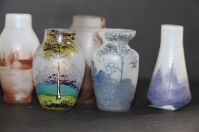 null Collection de cinq petits vases en verre peint. Hauteur : de 5 à 5,5 cm