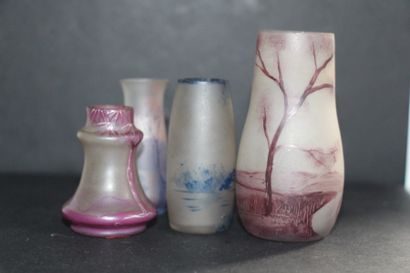 null Suite de quatre vases en verre peint bleu et violet. Hauteur: de 9 à 6 cm