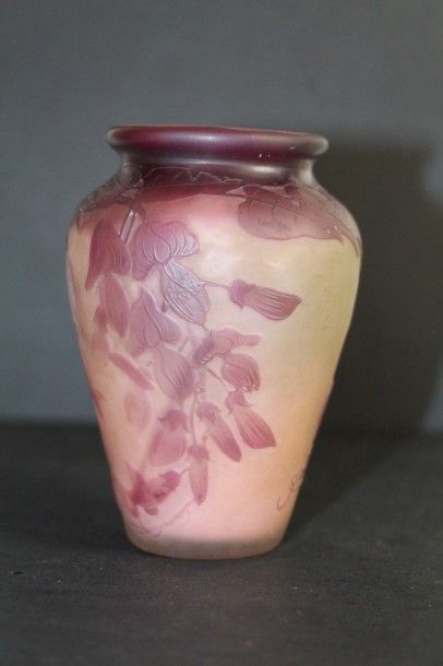 GALLE - Vase de forme balutre en verre multicouche dans les tons fushia, décor dégagé...