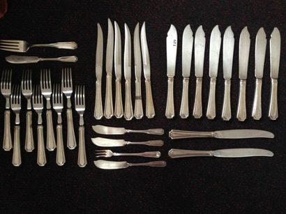 null Partie de ménagère en métal argenté comprenant : 8 fourchettes, 6 couteaux à...