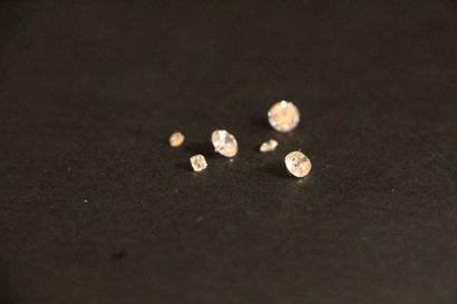 null Lot de quatre diamants taille ancienne. Poids total : 0,88ct. On joint deux...