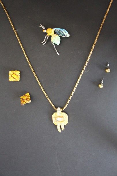 null Lot comprenant : un collier fantaisie en métal doré composé d'une chaîne et...