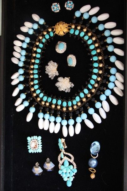 null Lot comprenant : important collier collerette à décor de rangs de perles bleu-turquoise,...