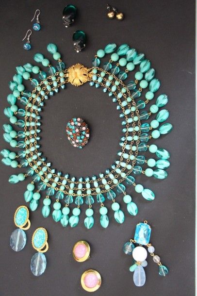 null Lot comprenant : un important collier collerette à décor de perles turquoises...