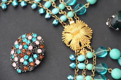 null Lot comprenant : un important collier collerette à décor de perles turquoises...