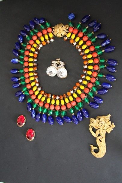 null Lot comprenant : important collier collerette à décor de perles bleu-marine,...