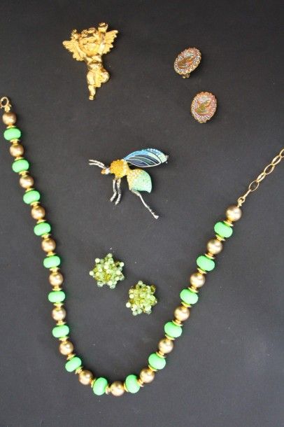 null Lot comprenant : un collier à décor de boulles vertes facettées et boulles dorées...
