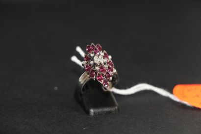 null Bague en argent ornée de grenats et diamants.Pb: 6.8g