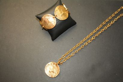 M. BUFFET lot comprenant : un long collier en métal doré composé d'une chaine et...