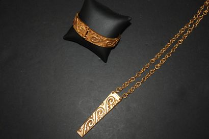 M. BUFFET lot comprenant : un long collier en métal doré composé d'une chaine et...