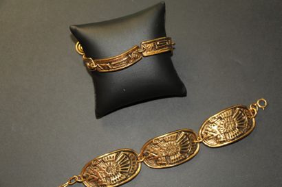 M. BUFFET lot comprenant deux bracelets en métal doré, l un composé d'éléments rectangulaires...